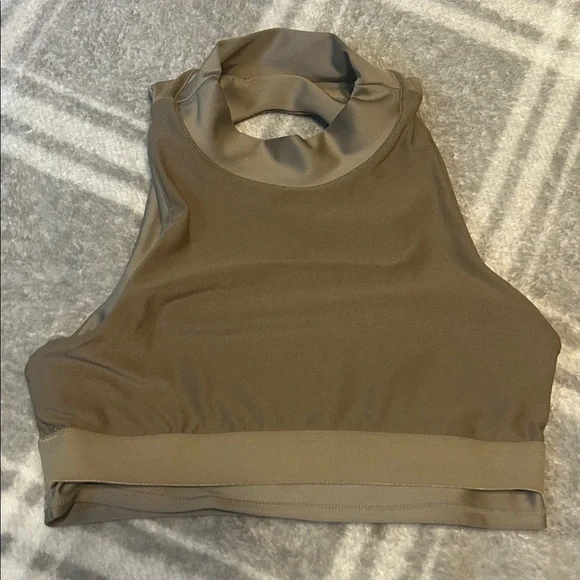 ALO Yoga Women's Taupe Sleeveless Crop Top
Workout gear - Picture 9 of 9